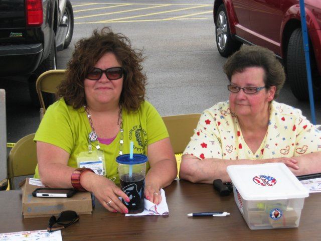 Volunteers Sign Up Riders